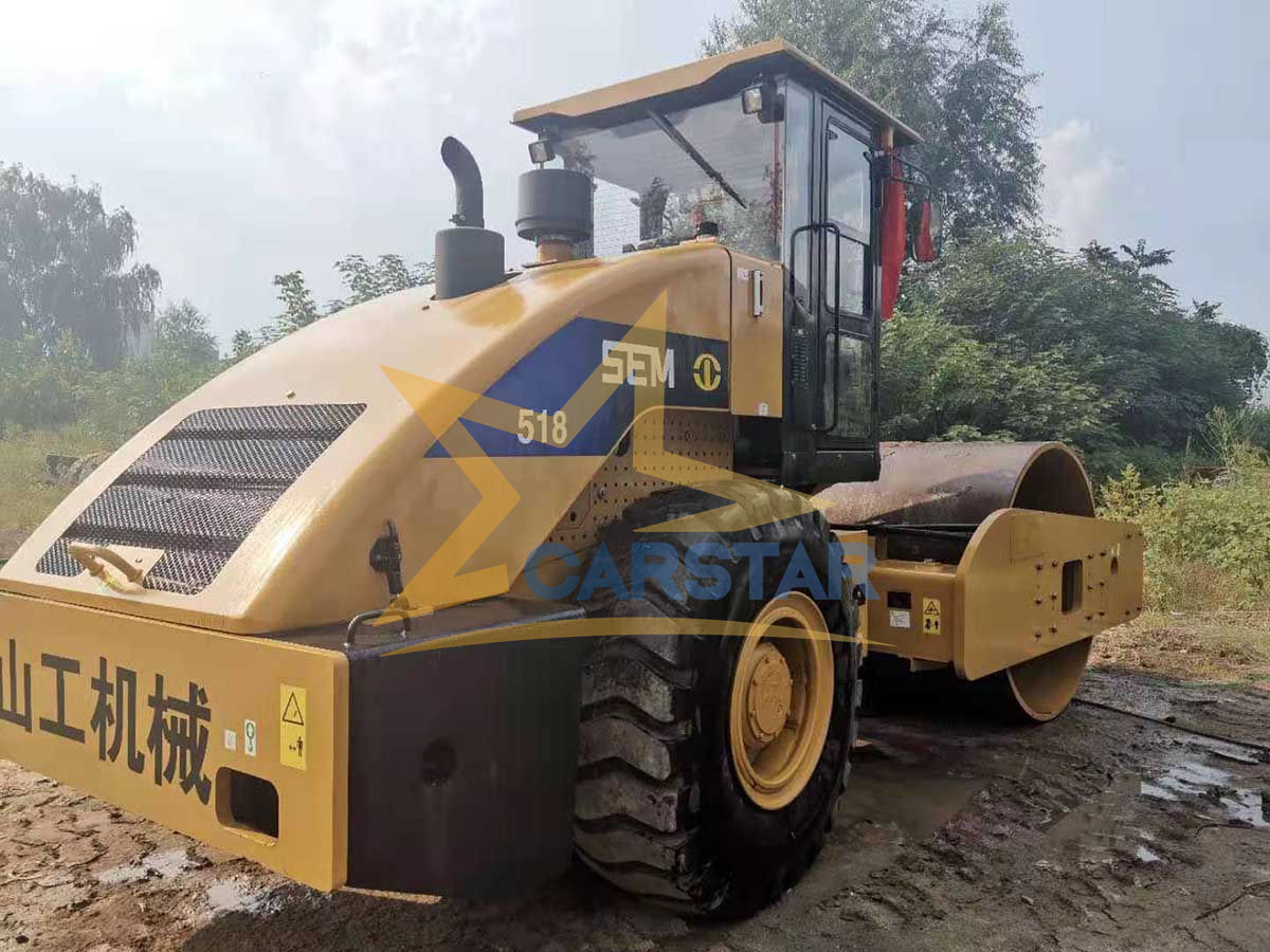 Two used road roller ordered by Zambian customers are being loaded 